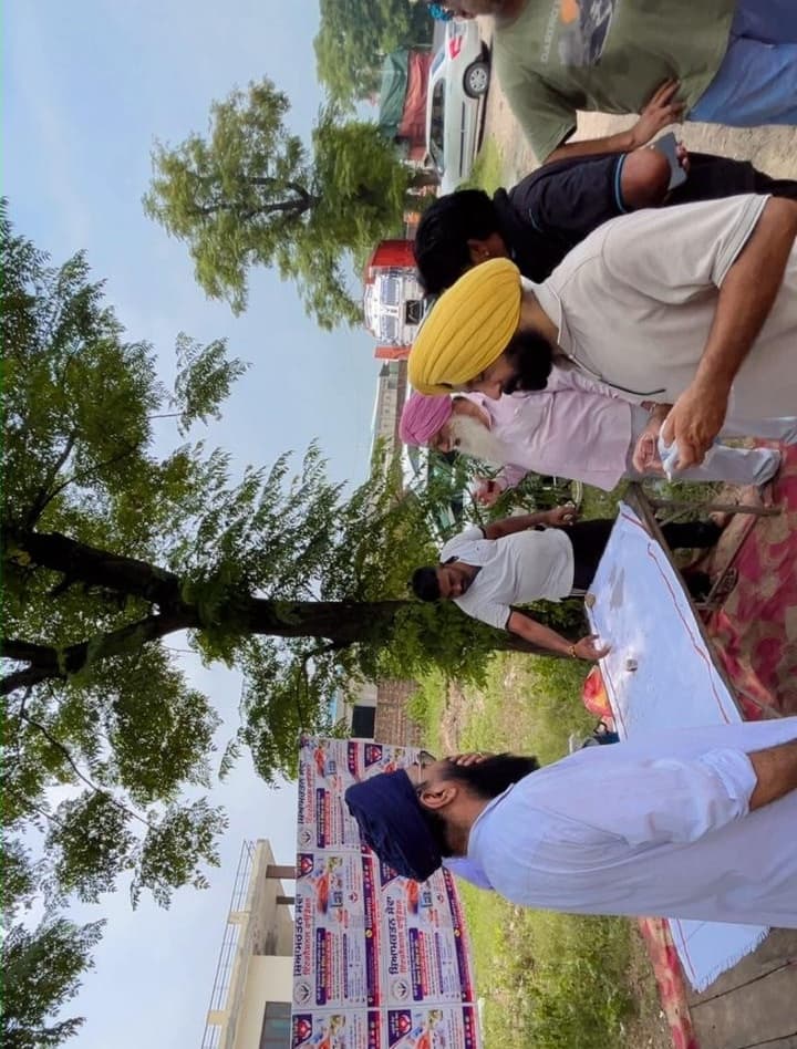 ਬਾਹਰੀ ਅਮੇ ਫਾਊਂਡੇਸ਼ਨ ਜਾਣਕਾਰੀ ਮੇਜ਼ ਉੱਤੇ ਇਕੱਠੇ ਭਾਈਚਾਰਕ ਮੈਂਬਰ।