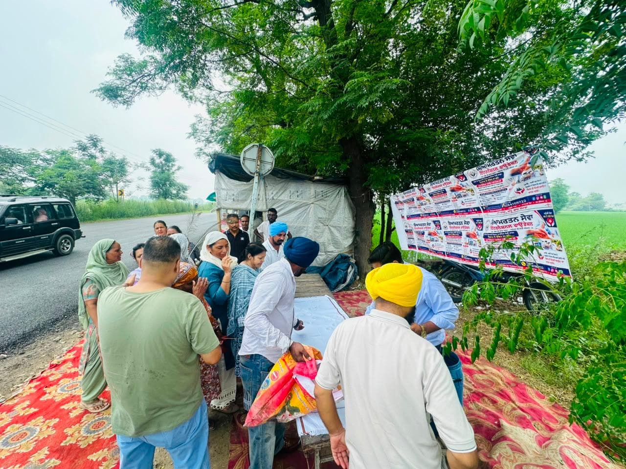 ਆਭਾ ਬੰਸਲ ਬਾਹਰੀ ਸਮਾਜਿਕ-ਸੇਵਾ ਇਕੱਠ ਵਿੱਚ ਭਾਈਚਾਰਕ ਮੈਂਬਰਾਂ ਨਾਲ ਹਿੱਸਾ ਲੈਂਦੇ ਹੋਏ।
